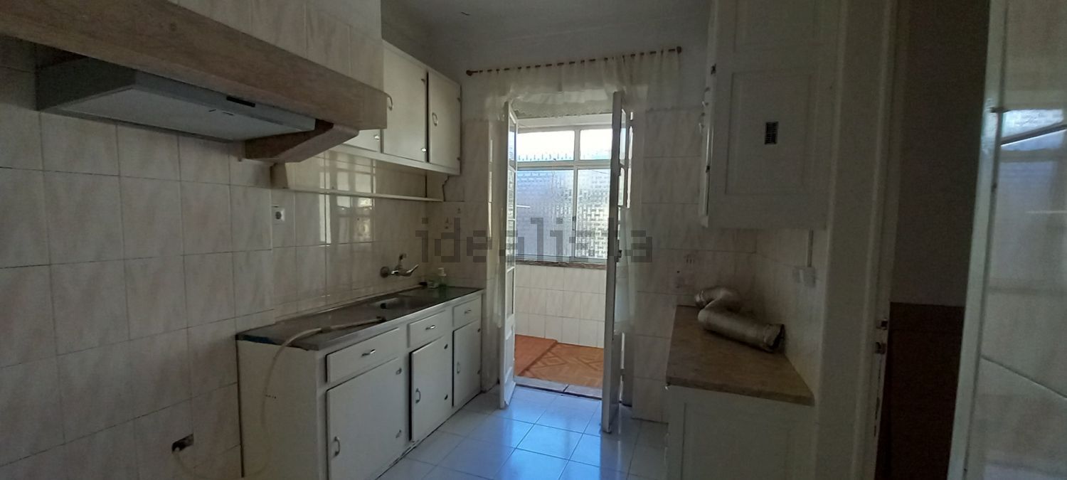 出租公寓 t3在Rua 1º de Maio s/n - 厨房