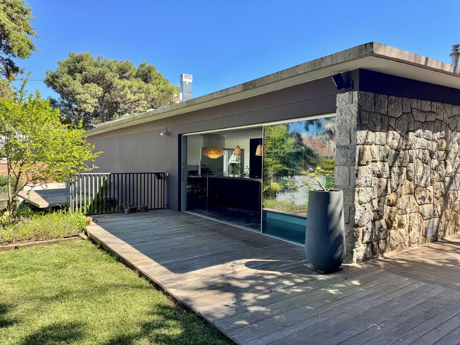 小楼房或独栋别墅出售在Avenida Marechal Carmona, 631 - 外立面