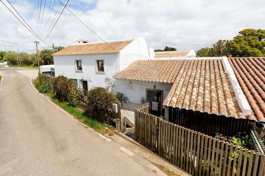 小楼房或独栋别墅出售在Estrada da Moucheira