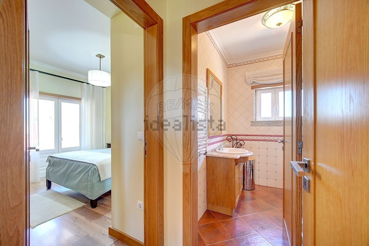 小楼房或独栋别墅出售在São Quintino - 卫生间