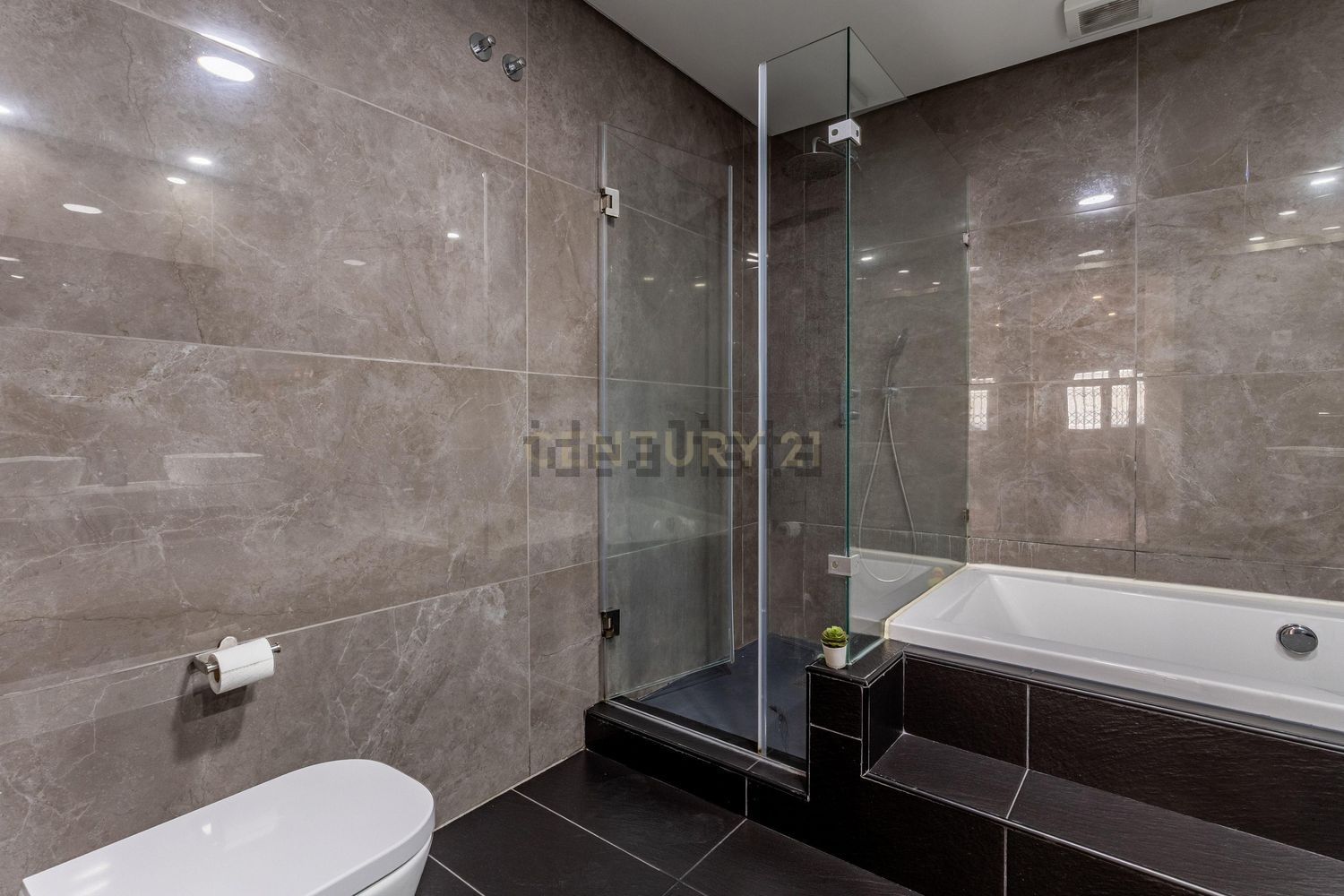 复式公寓出售在Rua Almirante Gago Coutinho, 118 - 卫生间