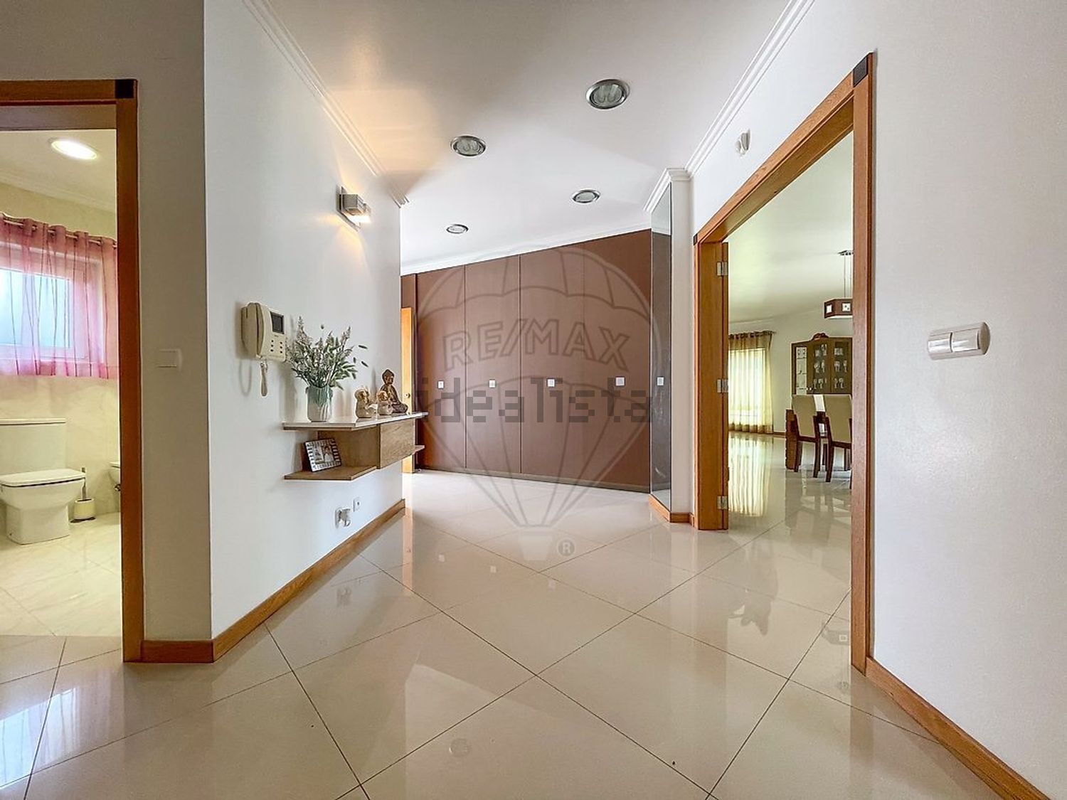 小楼房或独栋别墅出售在Rua Juncal - 过道