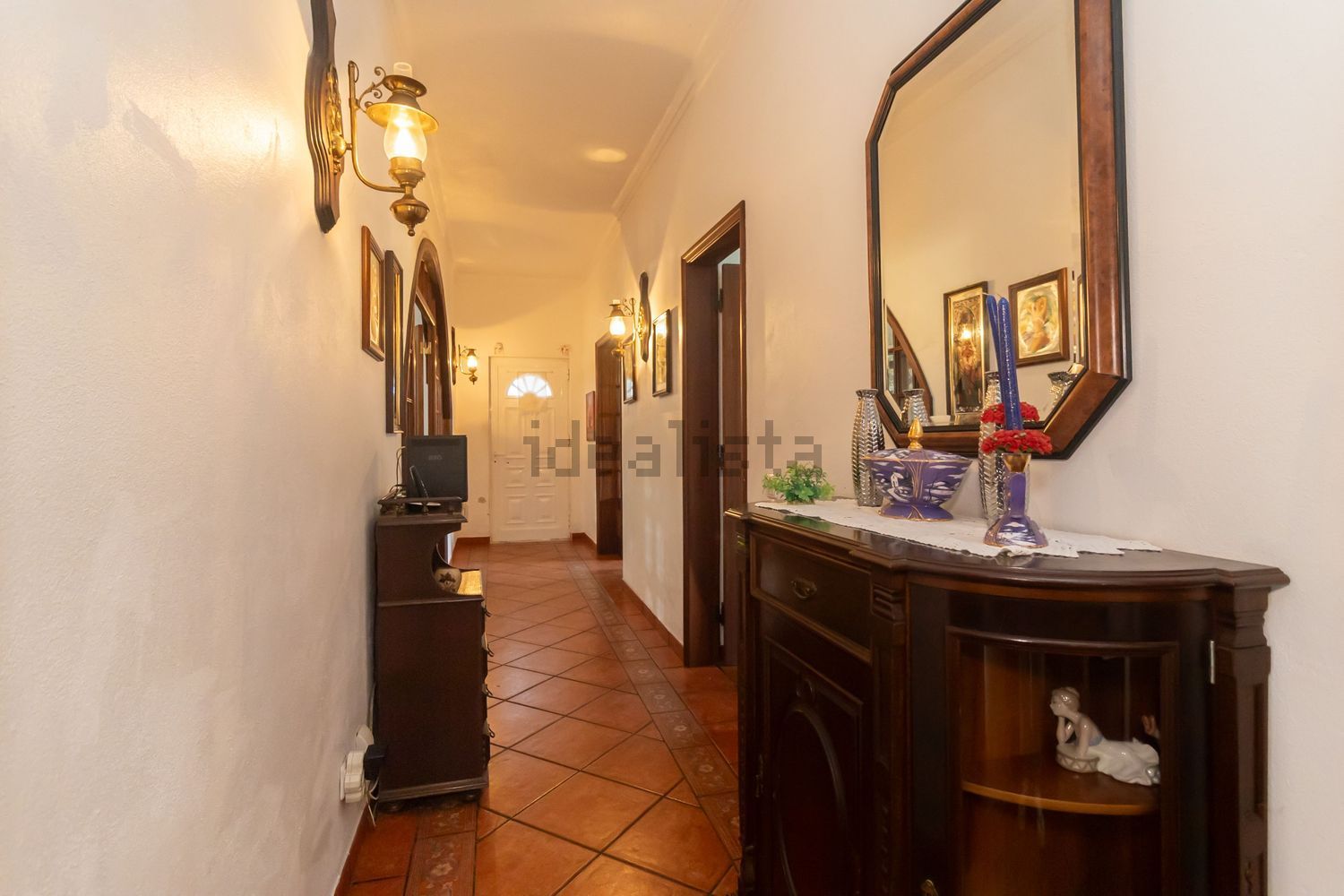 小楼房或独栋别墅出售在Avenida Padre Nabeto - 过道