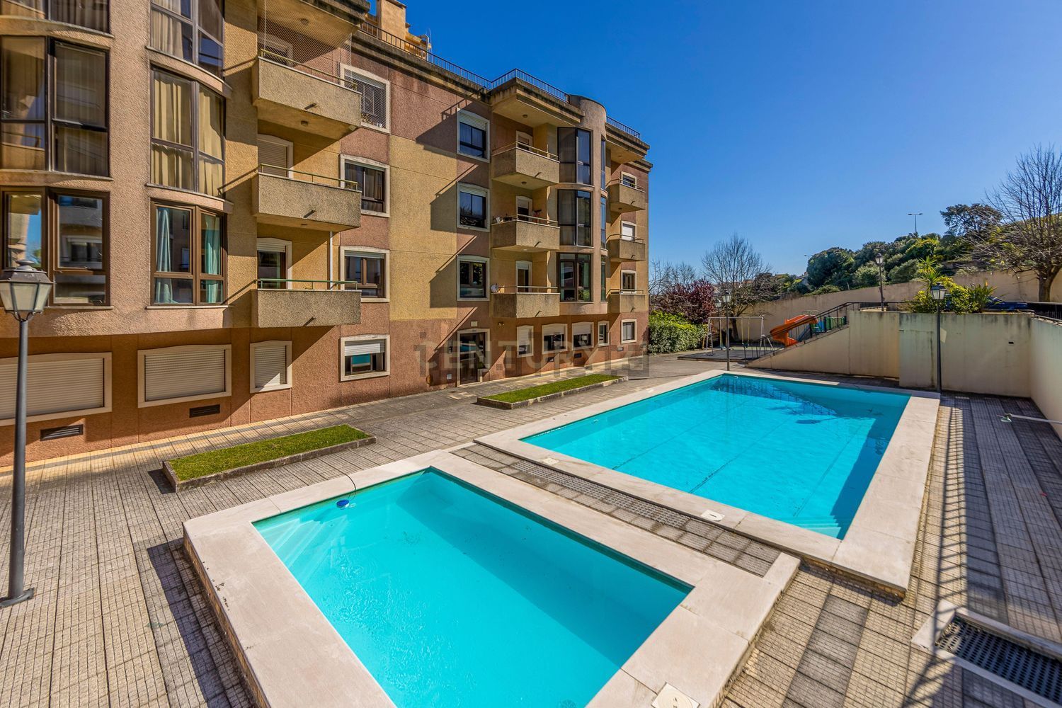 公寓 t4出售在Rua David Mourão-Ferreira s/n - 游泳池