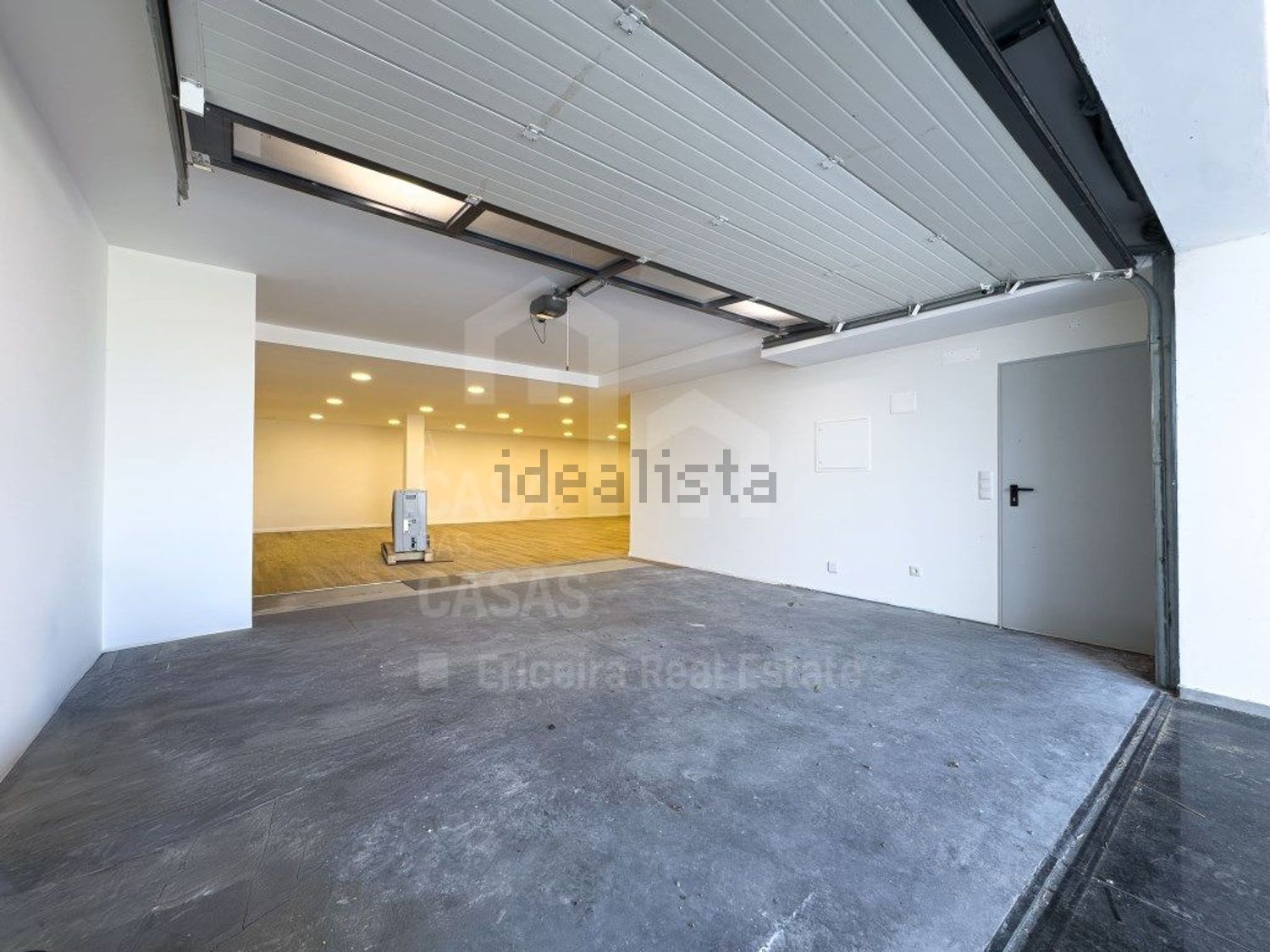 小楼房或独栋别墅出售在Encarnação - 停车位