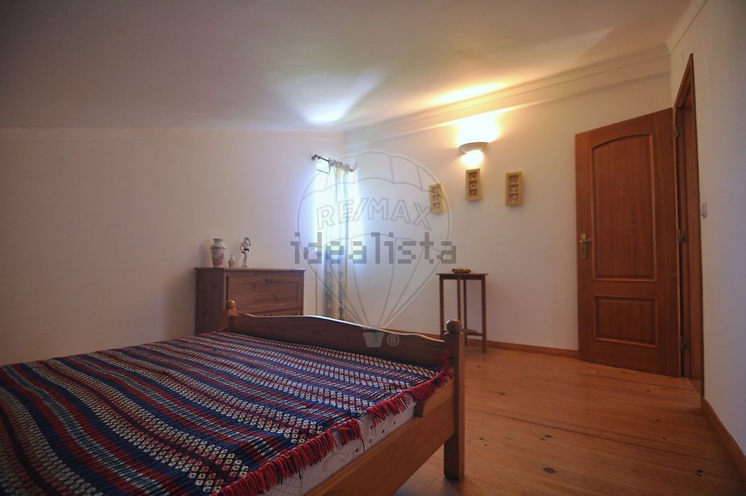 小楼房或独栋别墅出售在São Quintino - 卧室