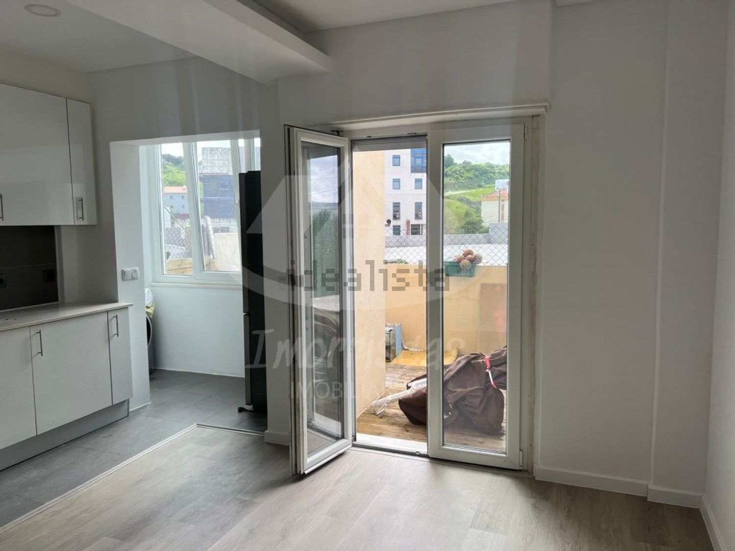 公寓 t2出售在Rua Cidade da Horta, 5 - 厨房