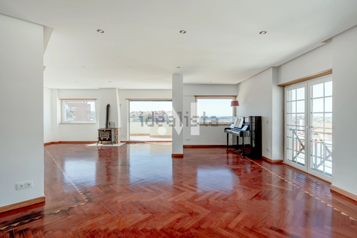 出租公寓 t4在Rua da Penha de França s/n - 客厅