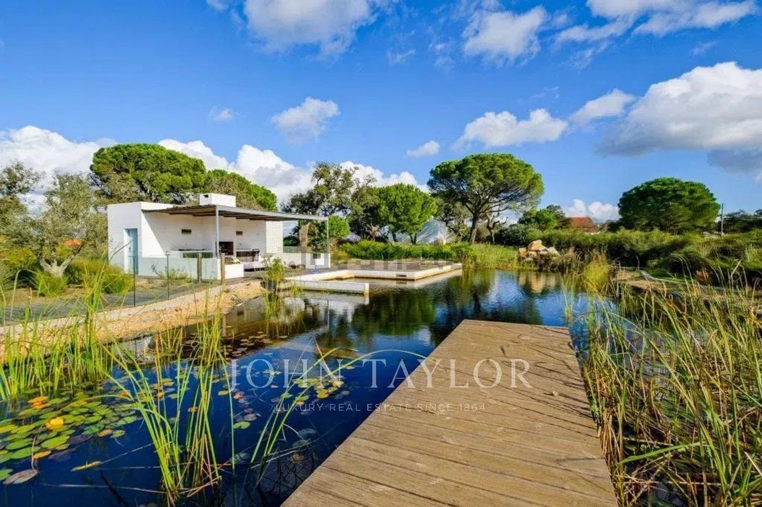 小楼房或独栋别墅出售在Rua de Melides - 游泳池