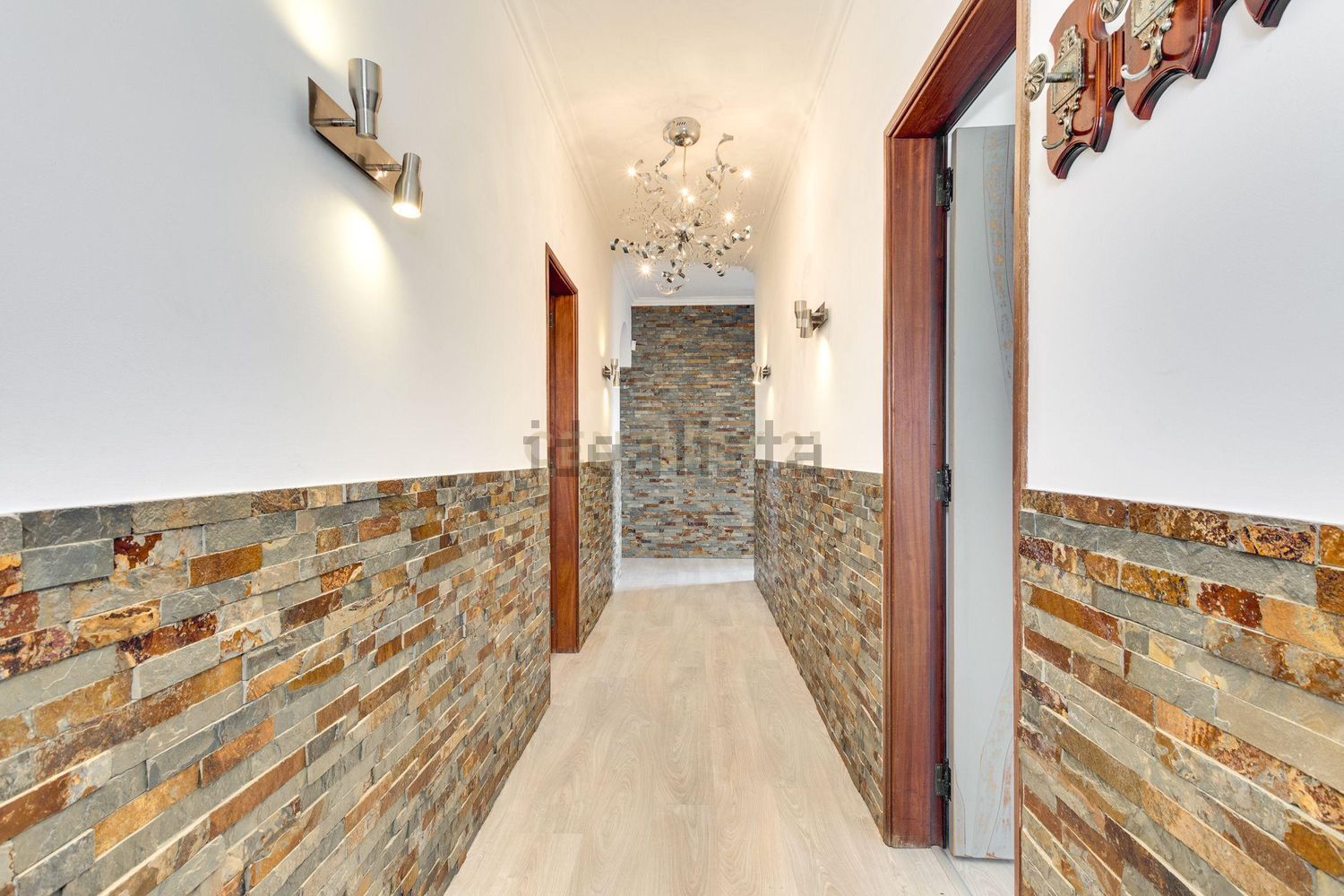 小楼房或独栋别墅出售在Rua São Valentim, 236 b - 过道