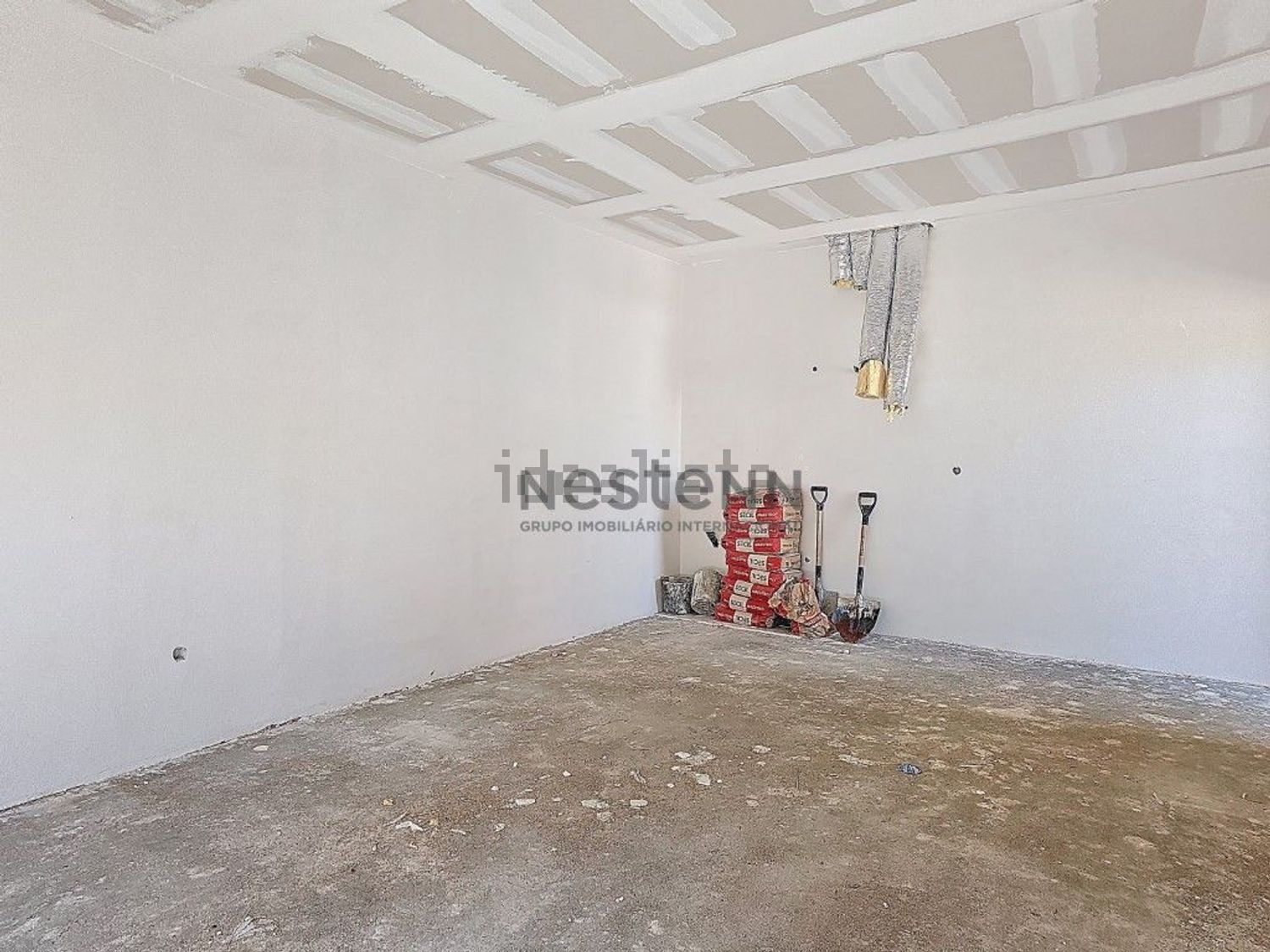 小楼房或独栋别墅出售在Lamas e Cercal - 停车位