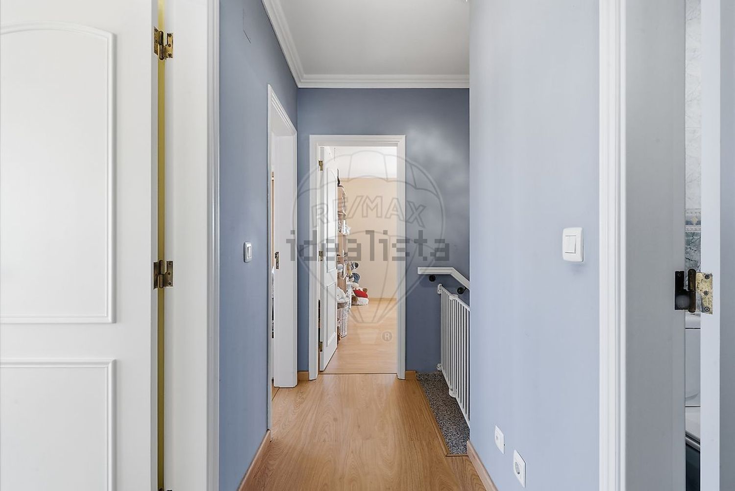 小楼房或独栋别墅出售在São Quintino - 过道