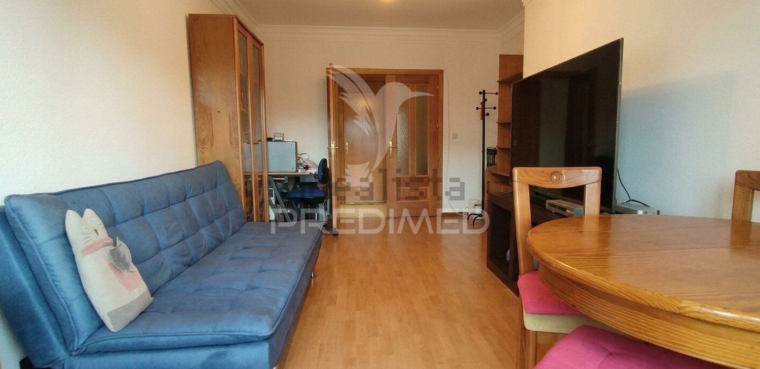 公寓 t2出售在Santo António dos Cavaleiros e Frielas - 客厅