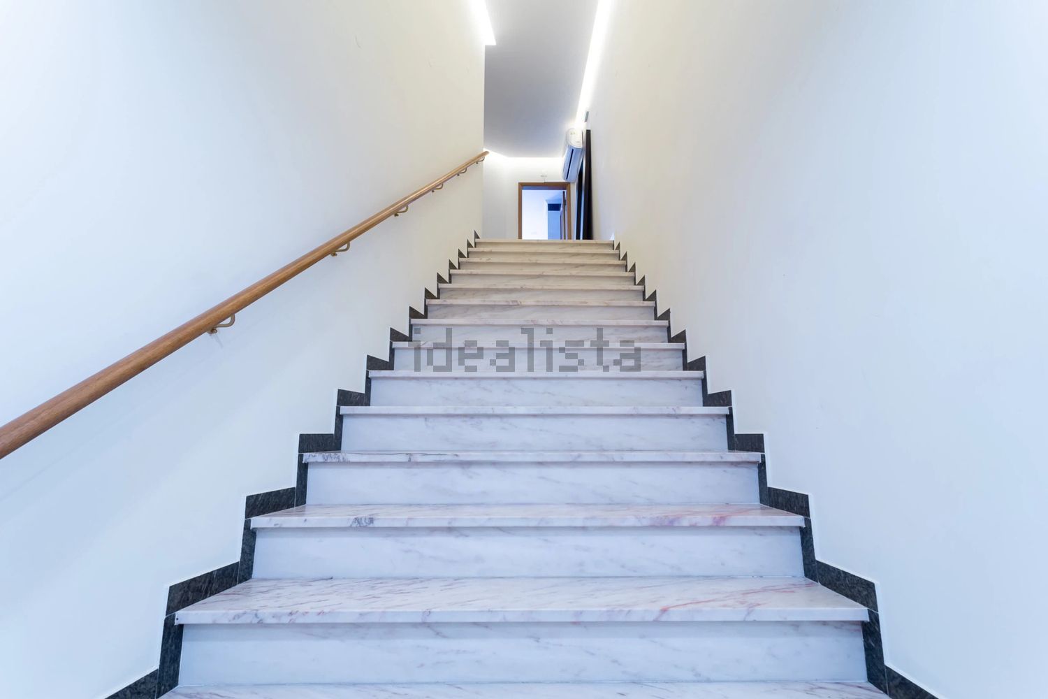 小楼房或独栋别墅出售在Rua do Alecrim - 详情