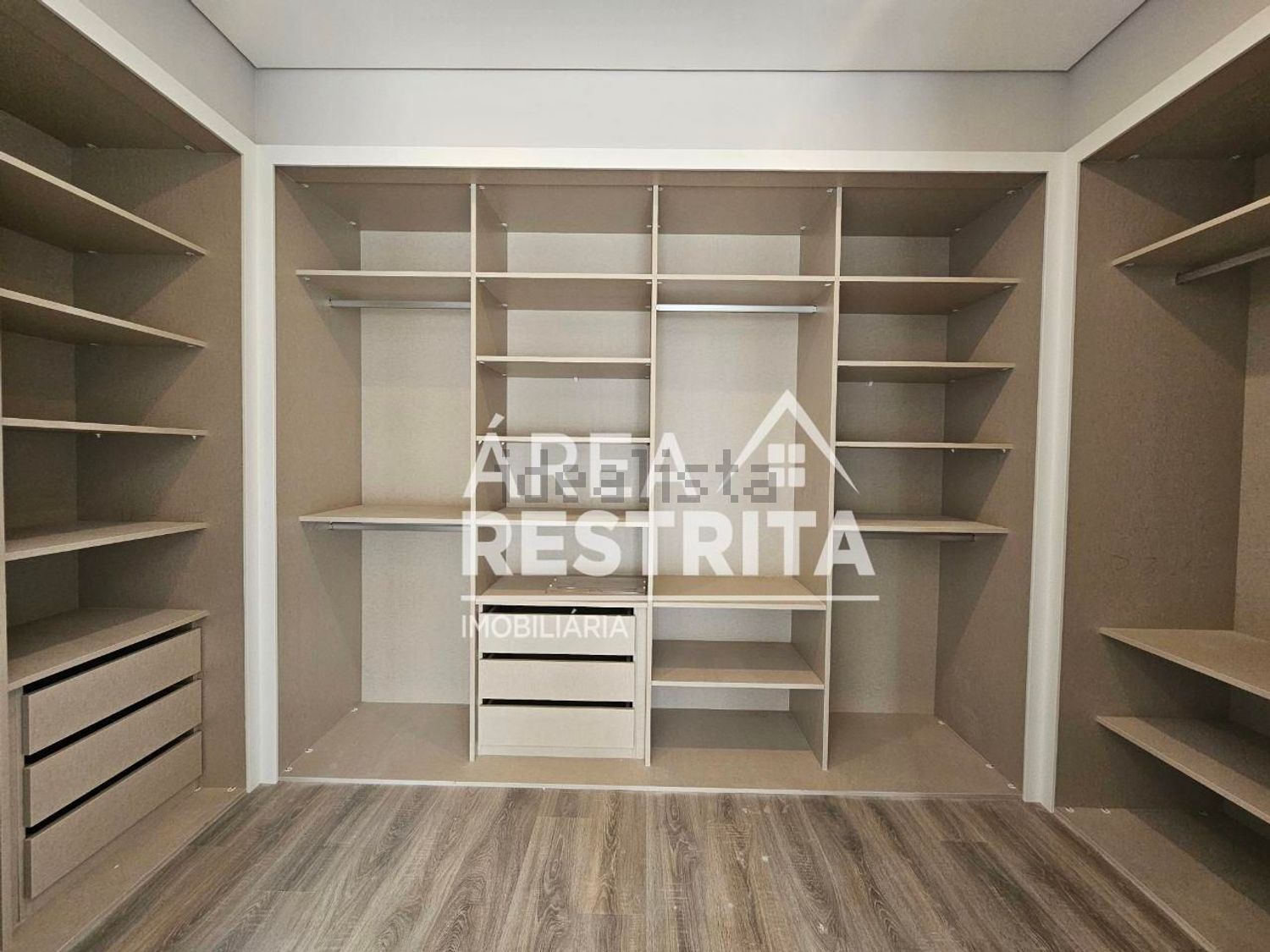 小楼房或独栋别墅出售在Vale de Choupos - Choilo - Galeotas - 试衣间