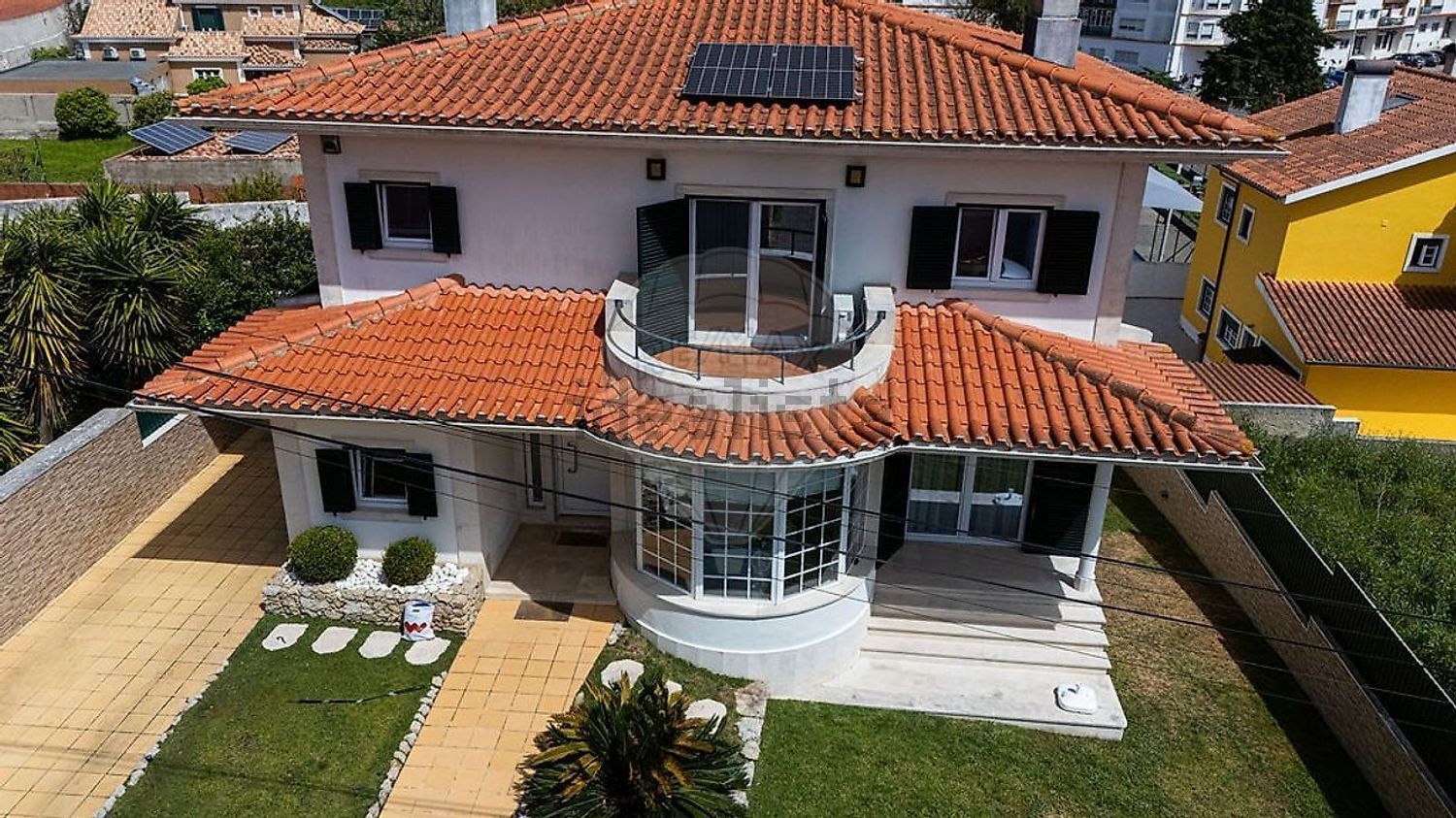 小楼房或独栋别墅出售在Rua Fernando Piteira Santos - 外立面