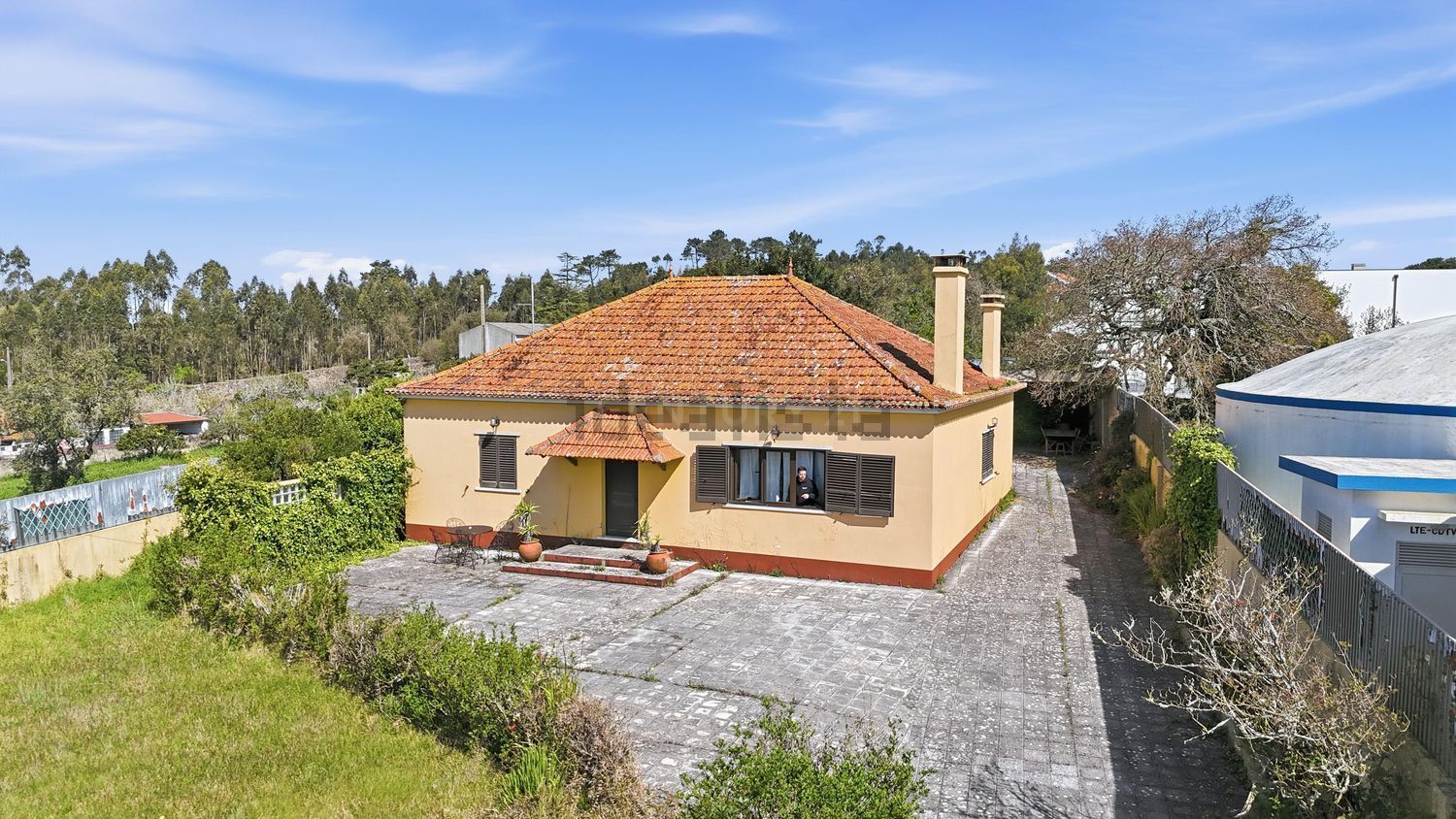 小楼房或独栋别墅出售在Rua do Bairro Novo - 外立面