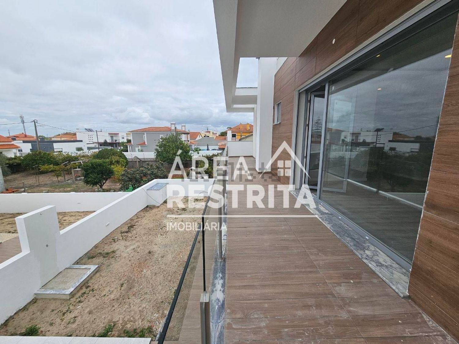 小楼房或独栋别墅出售在Vale de Choupos - Choilo - Galeotas - 阳台