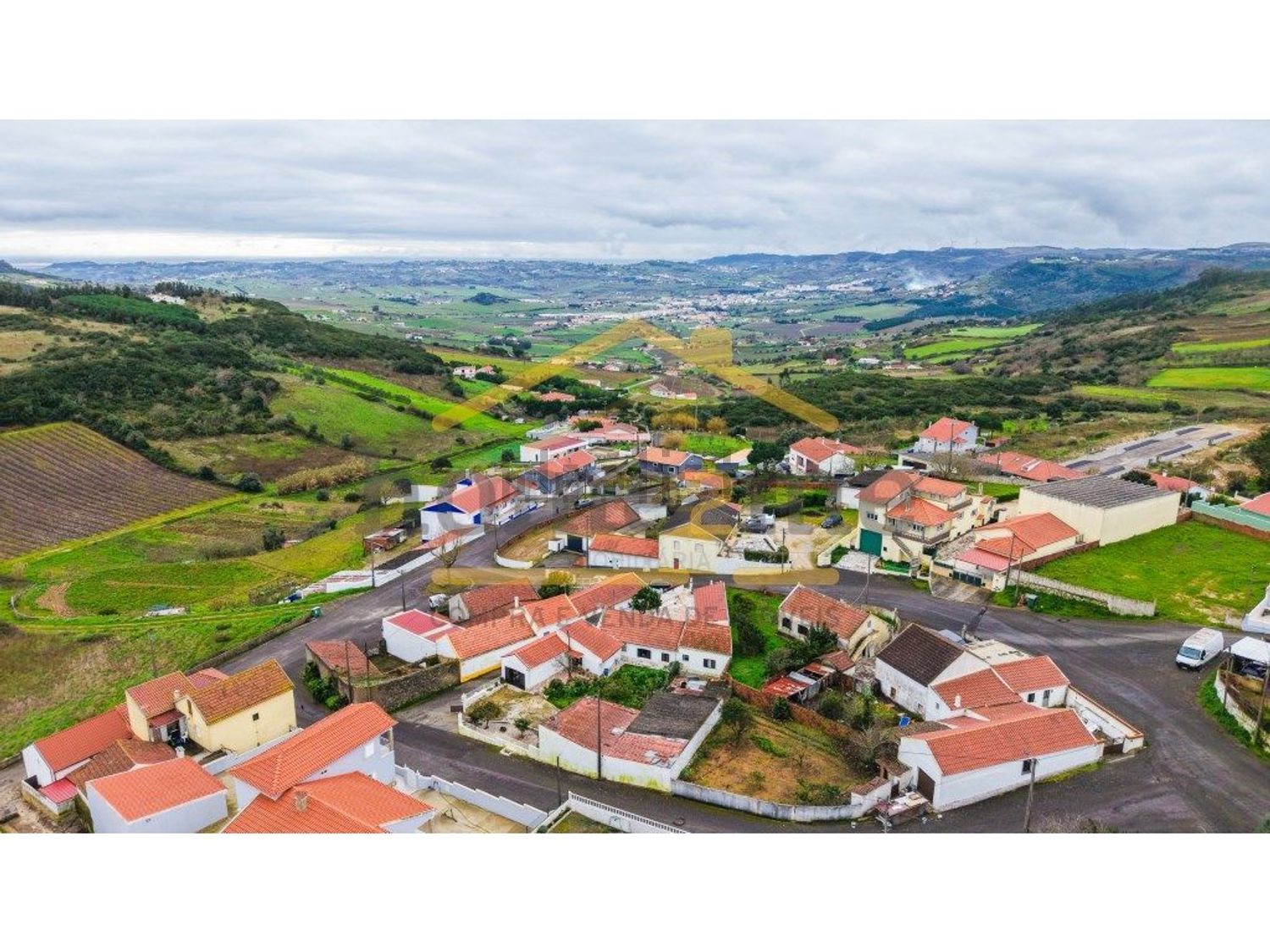 小楼房或独栋别墅出售在São Quintino - 视线