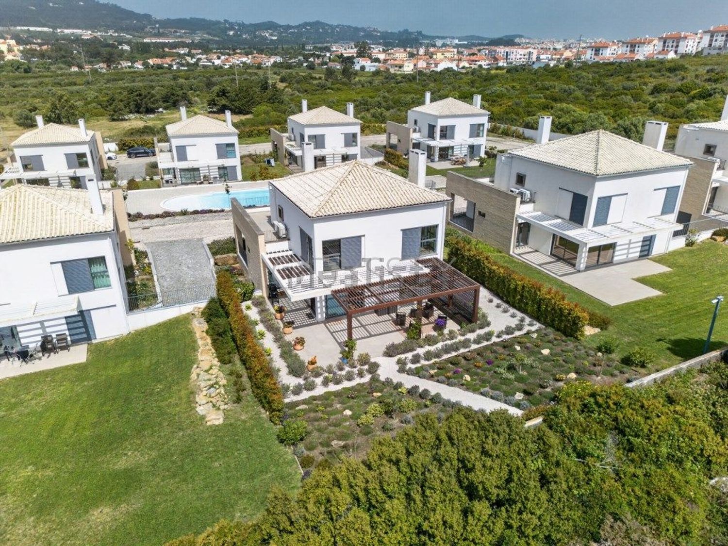 小楼房或独栋别墅出售在Rua da Colina - 照片