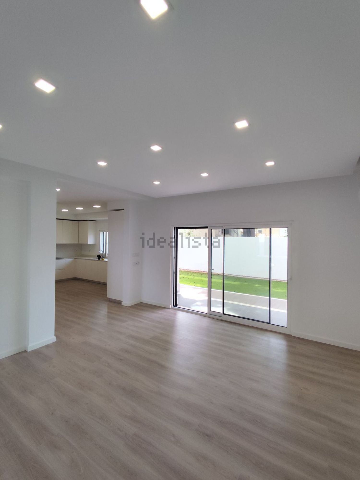 出租小楼房或独栋别墅在Praceta Santa Rita de Cássia - 客厅