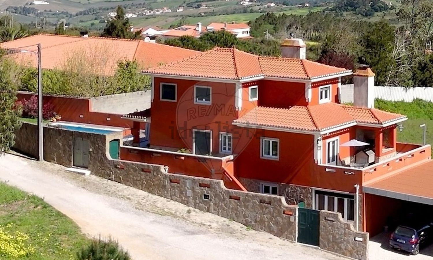 小楼房或独栋别墅出售在São Quintino - 外立面