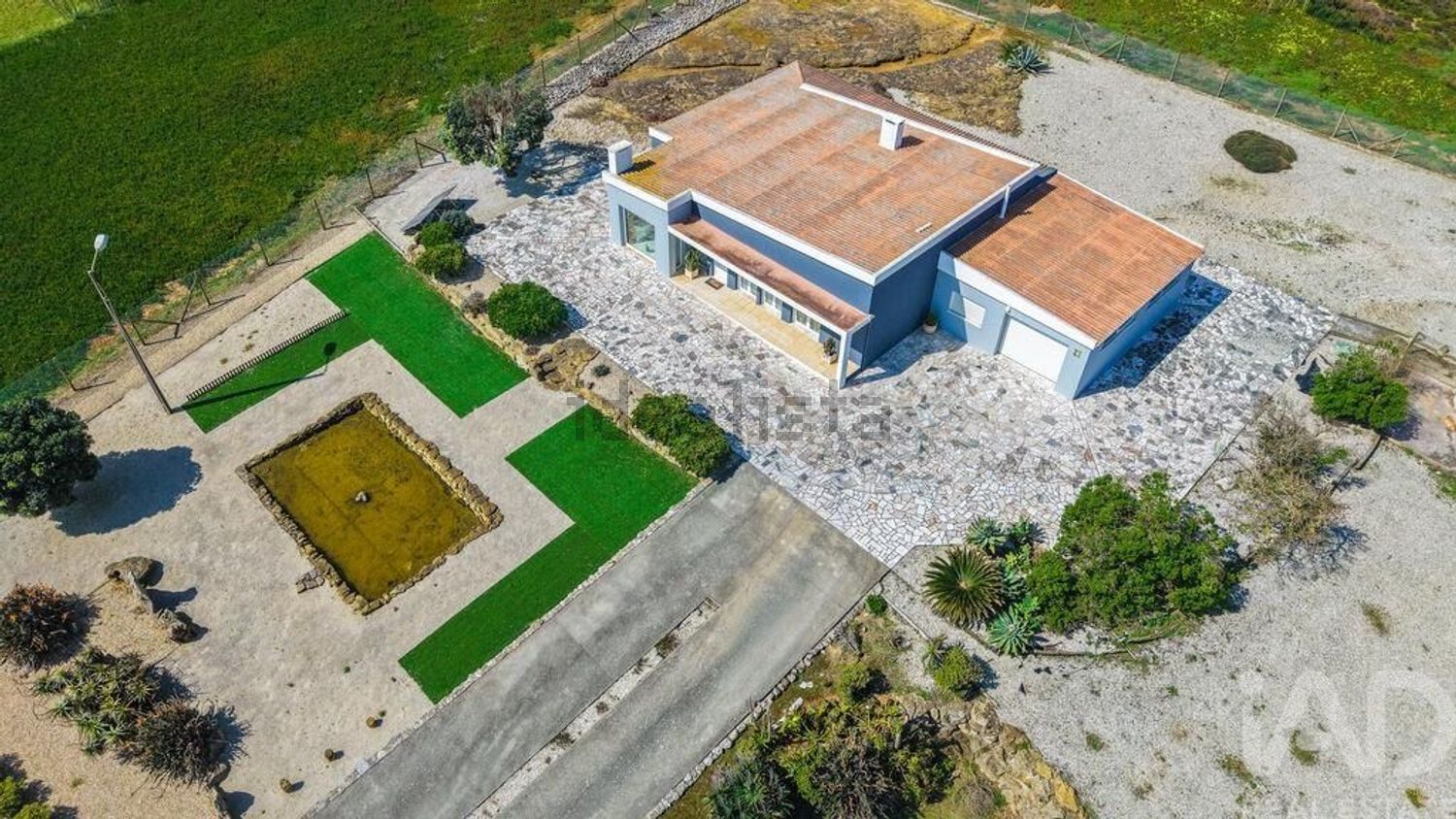 小楼房或独栋别墅出售在Encarnação - 游泳池