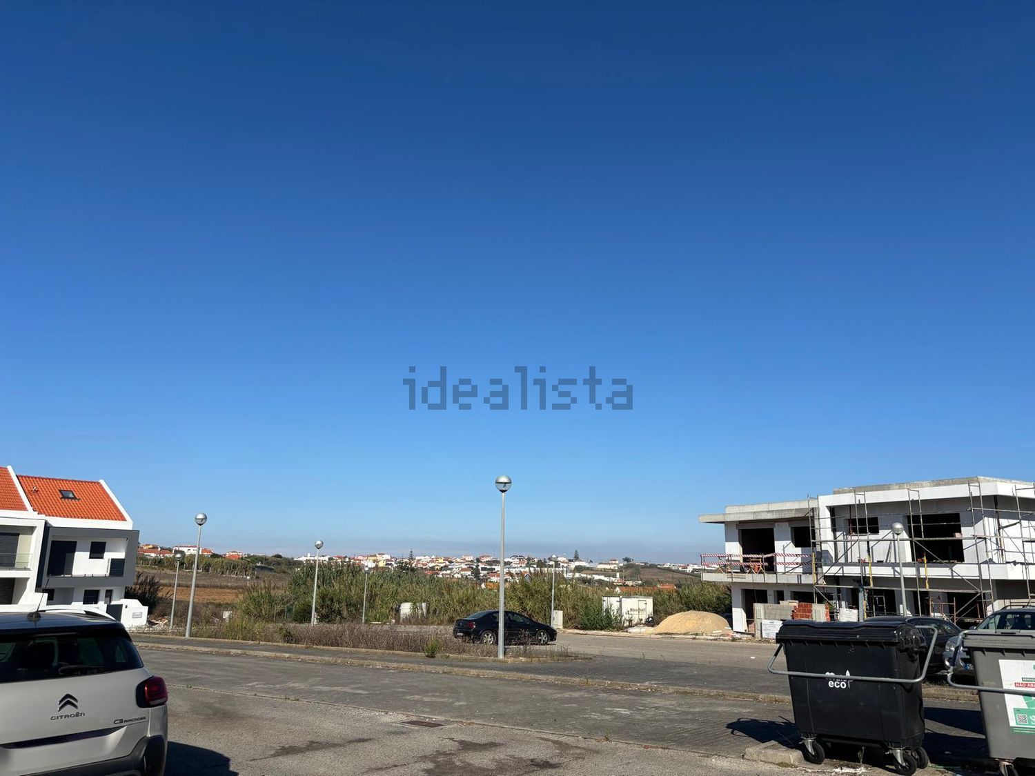 小楼房或独栋别墅出售在Rua Central - 周边