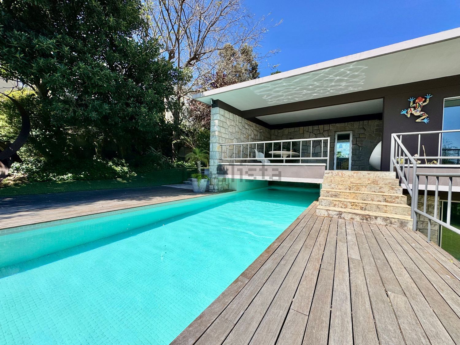 小楼房或独栋别墅出售在Avenida Marechal Carmona, 631 - 游泳池