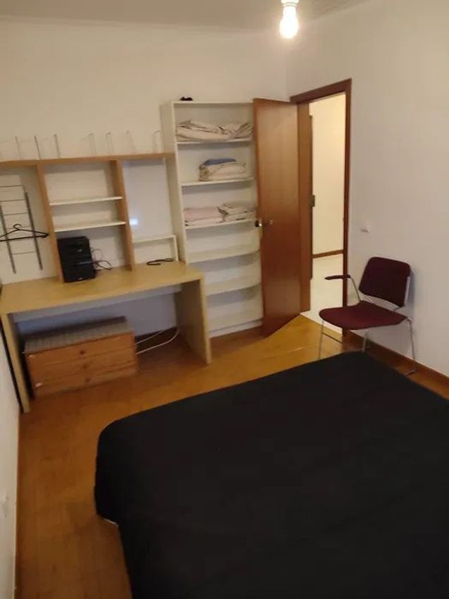 出租房间在Rua Amália Rodrigues, 14