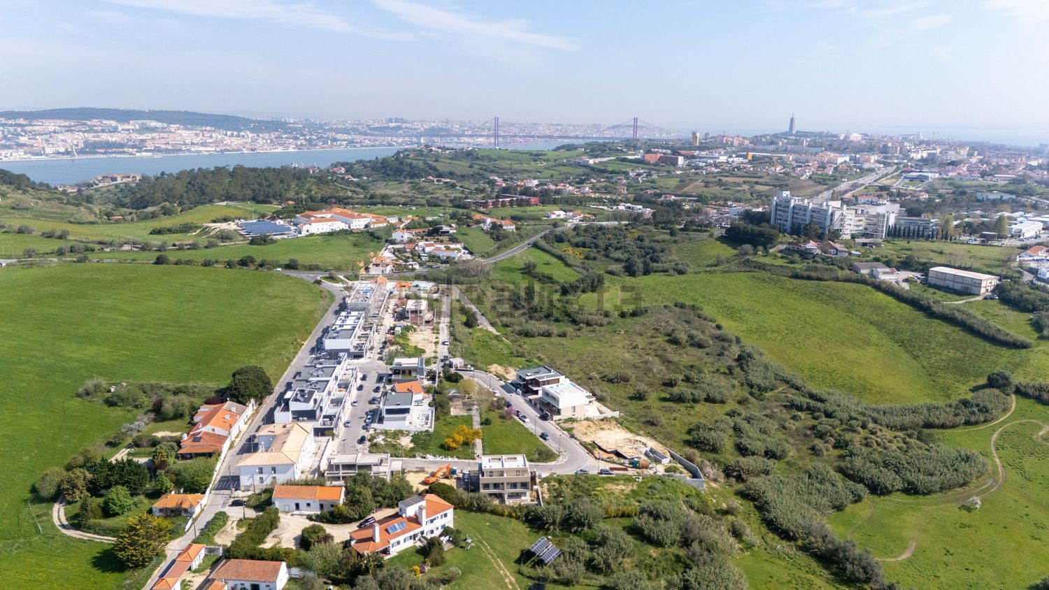 小楼房或独栋别墅出售在Rua Capitão Salgueiro Maia - 视线