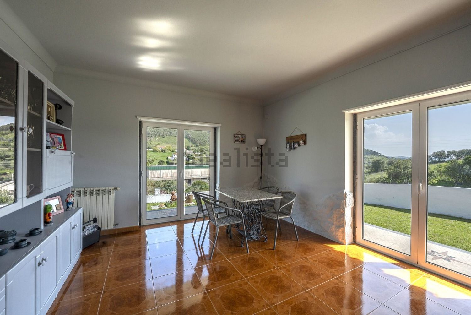 小楼房或独栋别墅出售2640-730 - 客厅