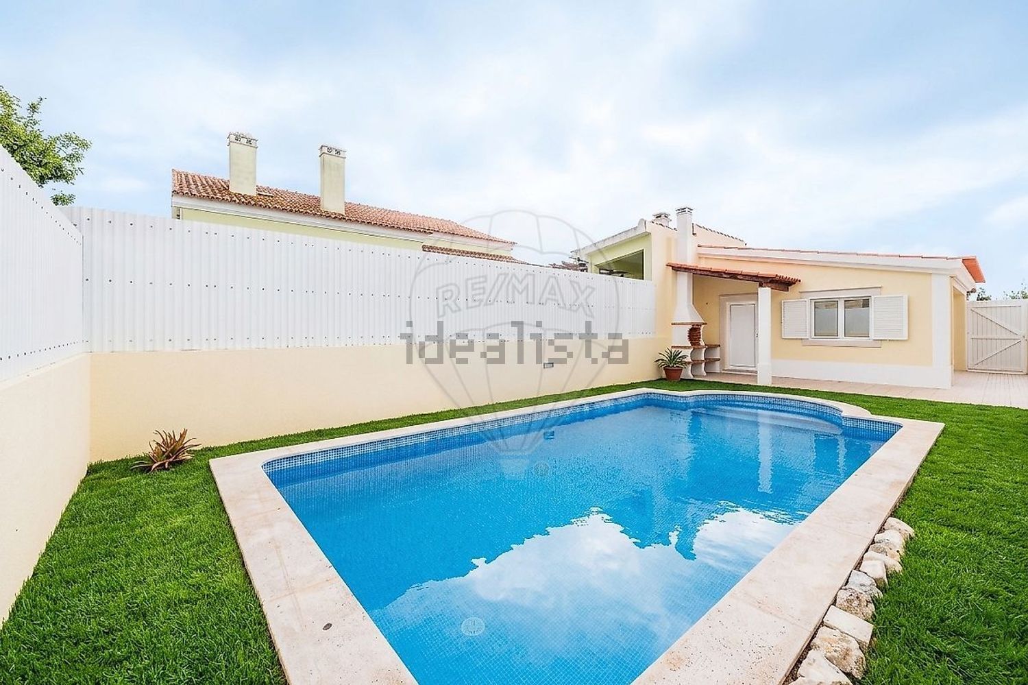 小楼房或独栋别墅出售在Rua Jorge Peixinho - 游泳池