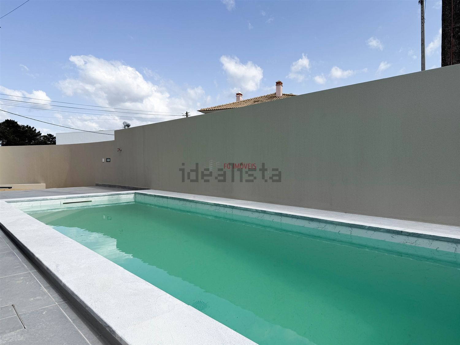 小楼房或独栋别墅出售在Rua das Olaias - 游泳池