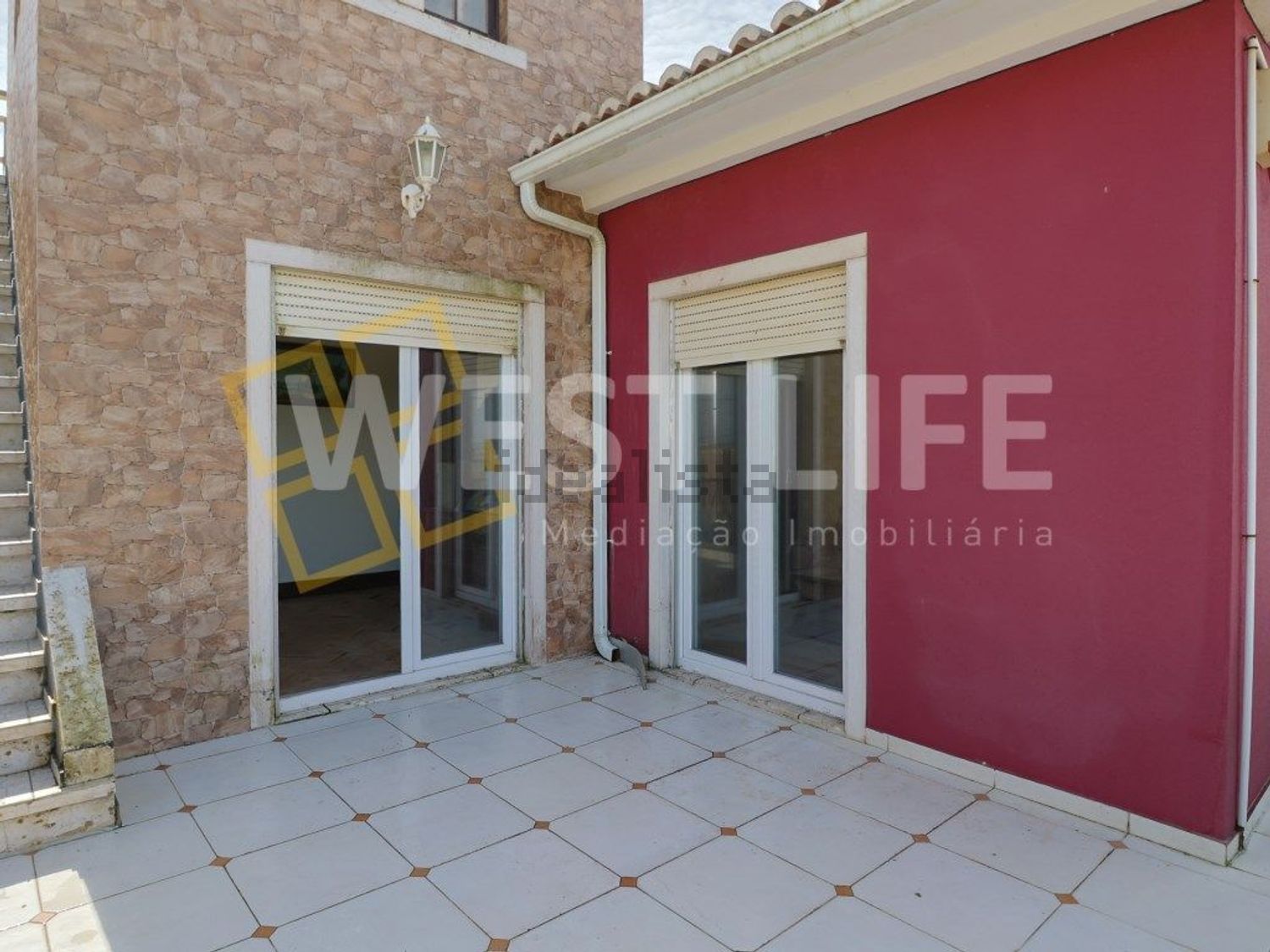 小楼房或独栋别墅出售在São Pedro da Cadeira - 阳台