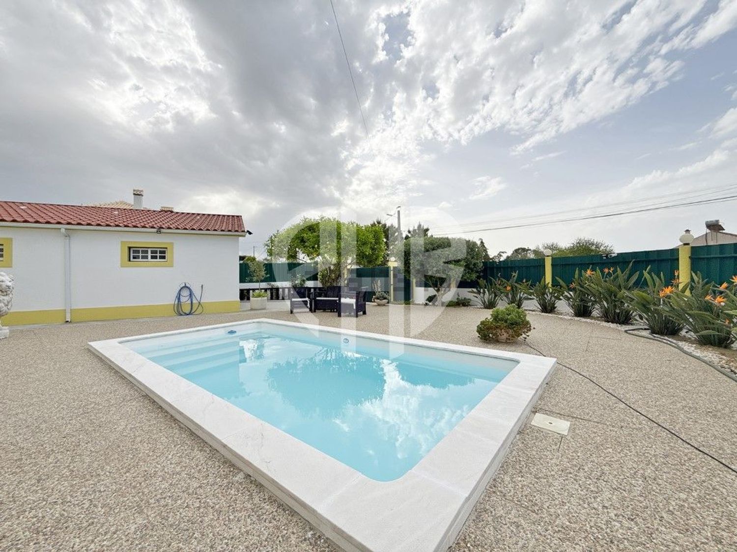 小楼房或独栋别墅出售Cm1029 - 游泳池