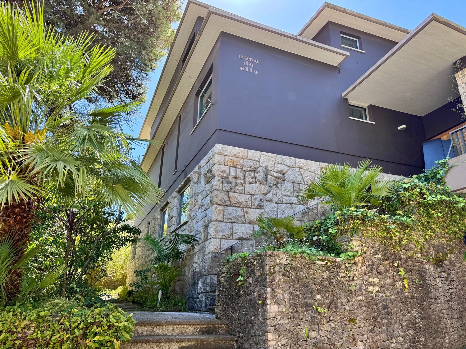 小楼房或独栋别墅出售在Avenida Marechal Carmona, 631 - 外立面