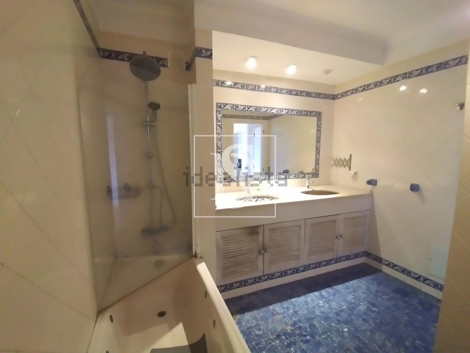 小楼房或独栋别墅出售在Rio Mouro Velho - Alto do Forte - 卫生间