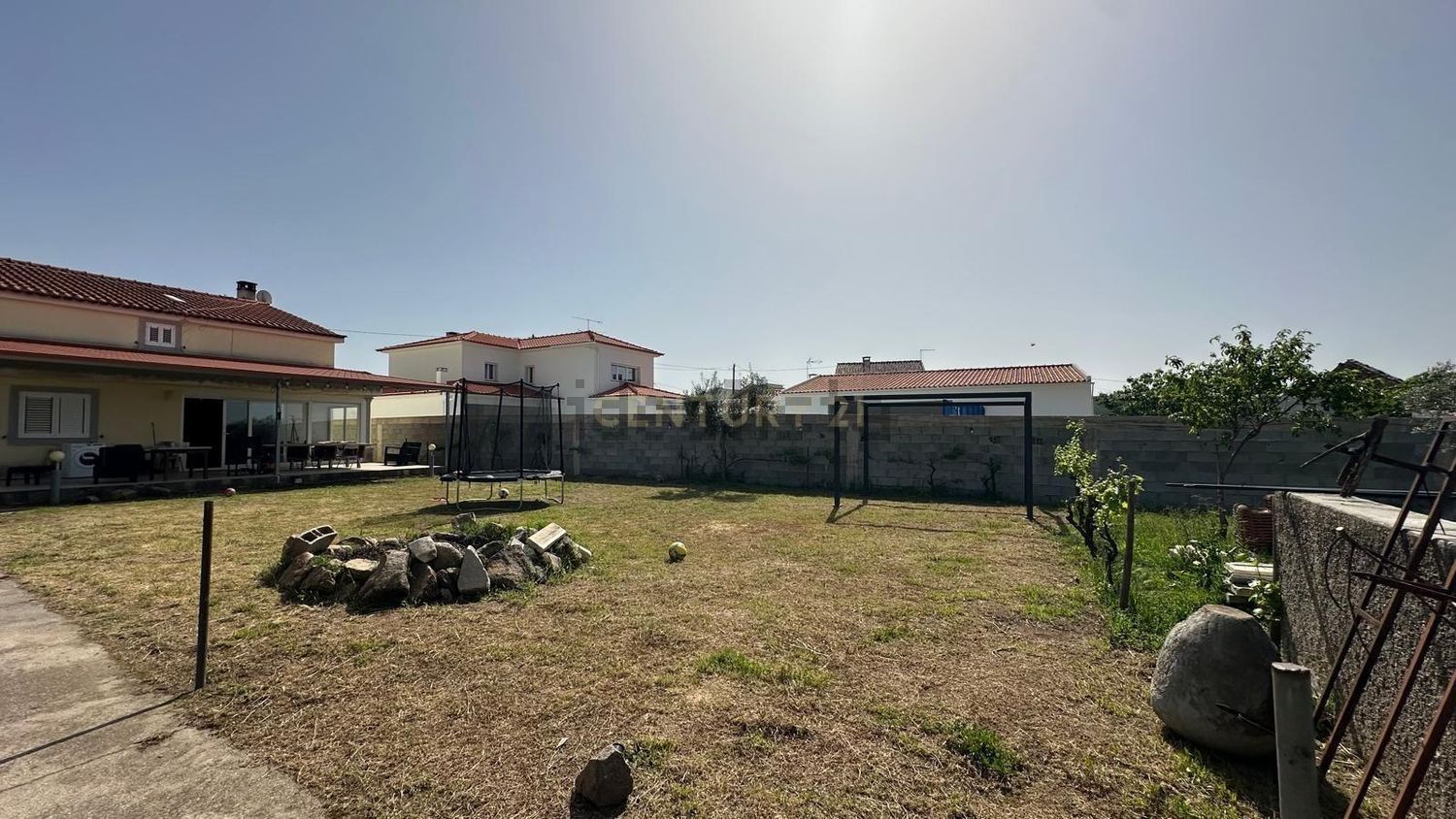 小楼房或独栋别墅出售在Rua da Estrada, 13 - 外立面