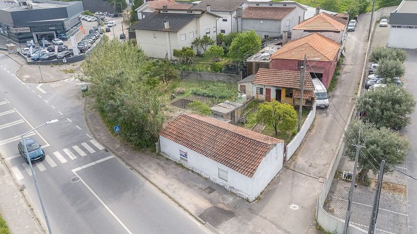 小楼房或独栋别墅出售在Eiras e São Paulo de Frades