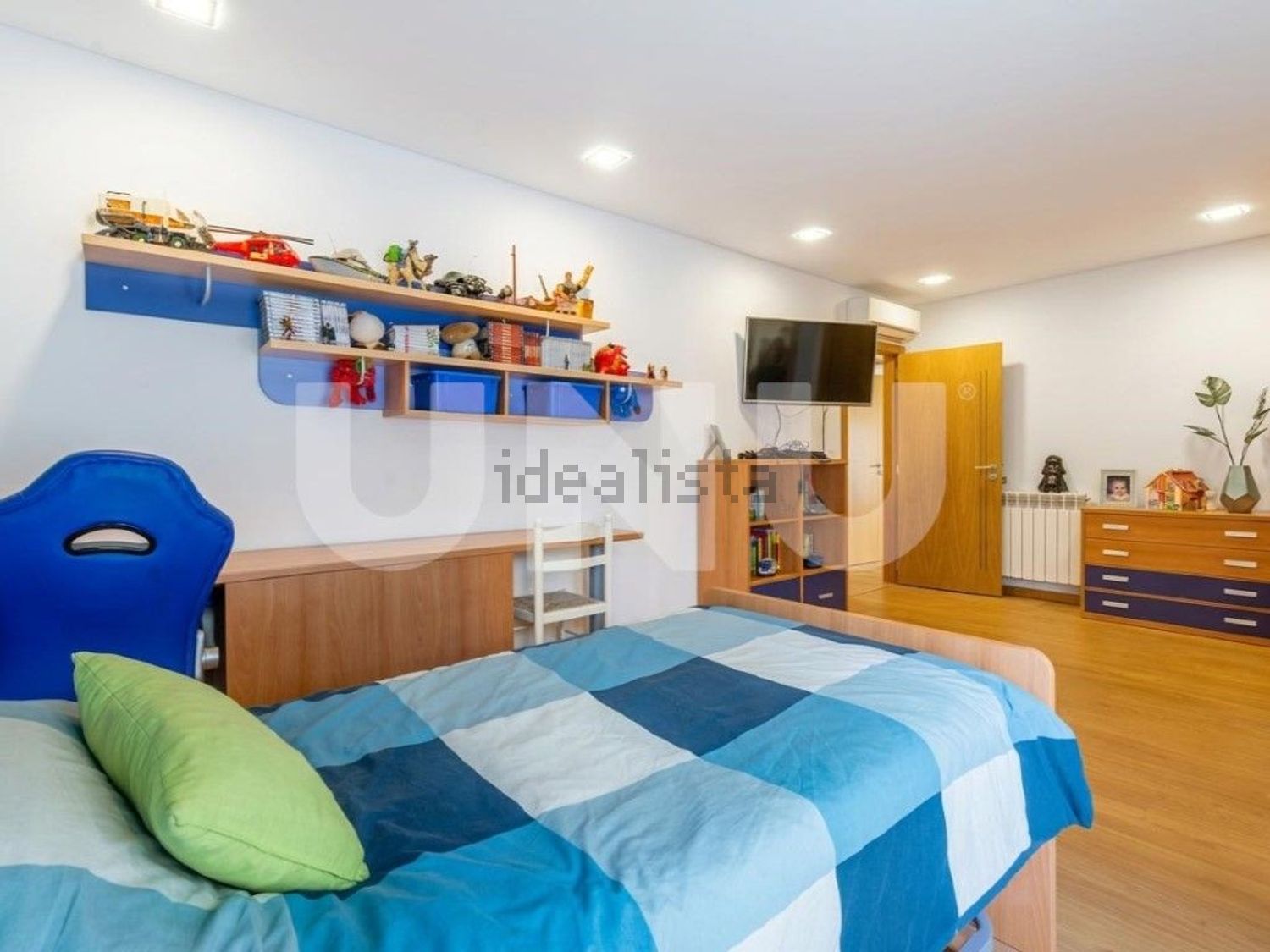 小楼房或独栋别墅出售在Boidobra - 卧室