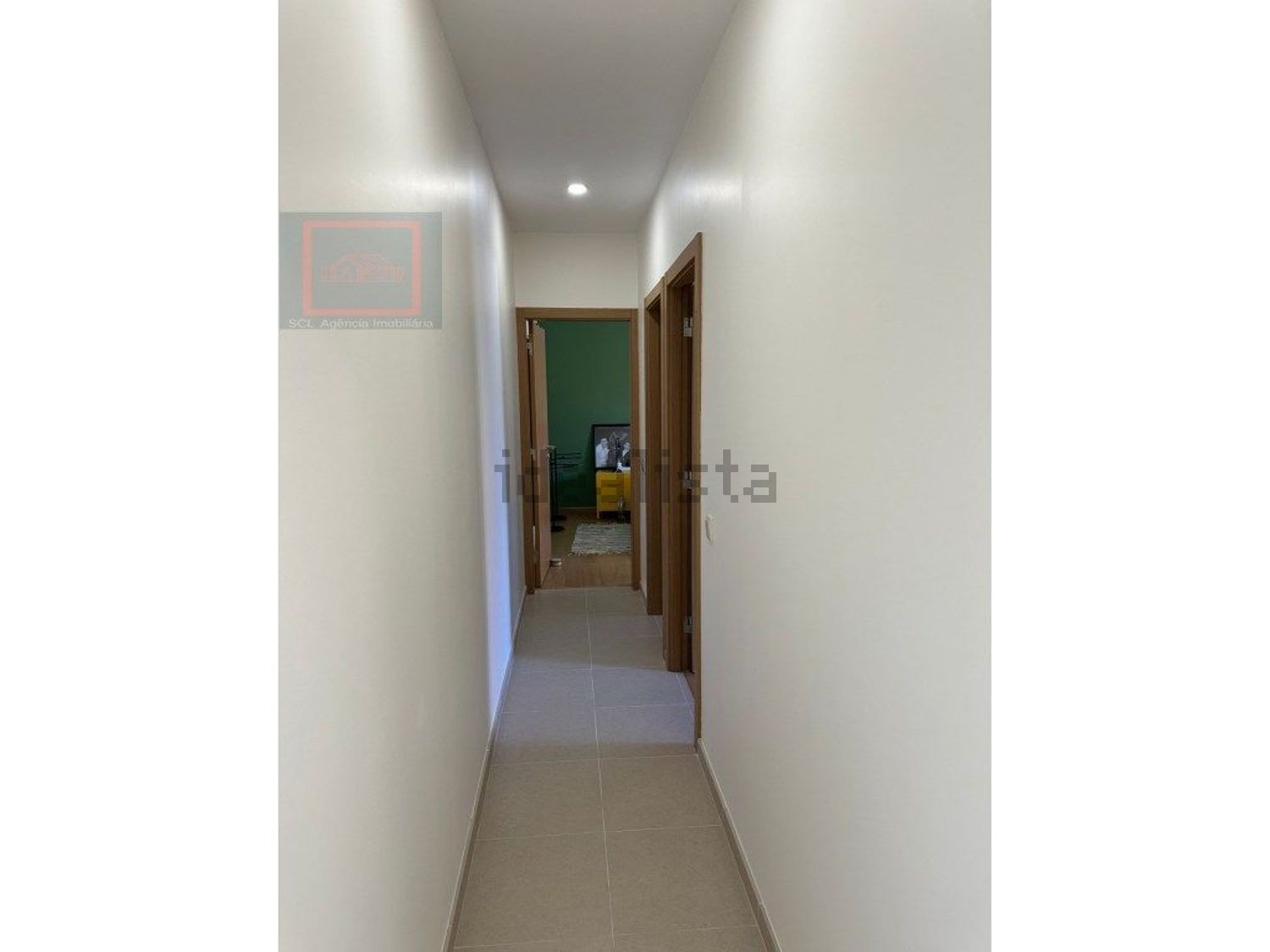 小楼房或独栋别墅出售在Rua Principal - 过道