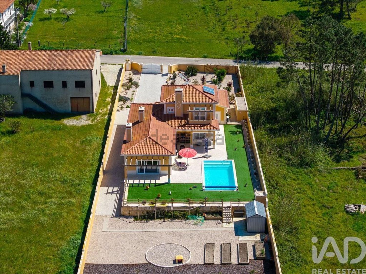 小楼房或独栋别墅出售在Nadadouro - 游泳池