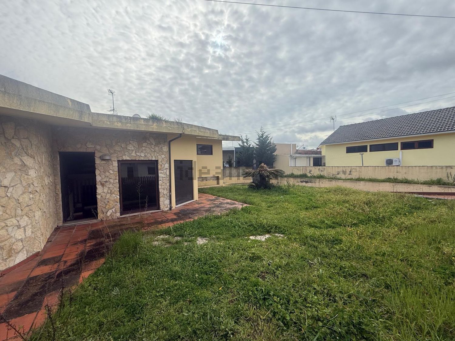 小楼房或独栋别墅出售在Rua do Centro - 外立面