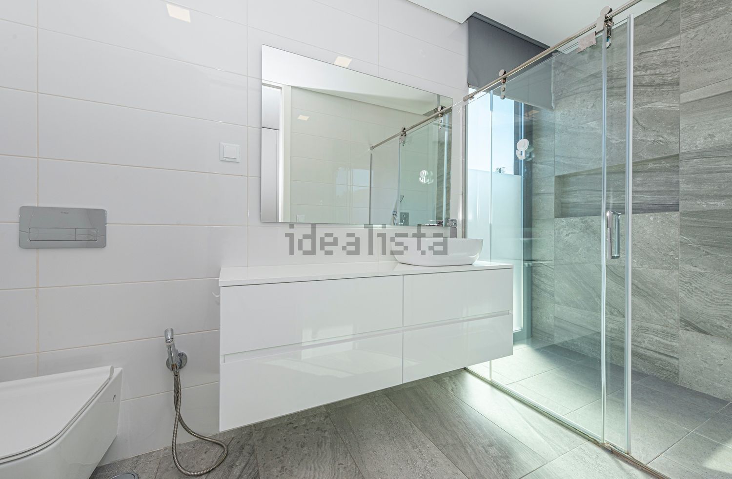 出租小楼房或独栋别墅在Rua da Aroeira, 109 - 卫生间