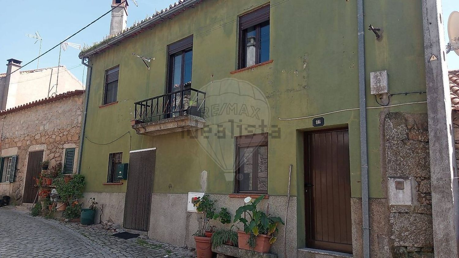 小楼房或独栋别墅出售在Rua dos Toulões - 外立面