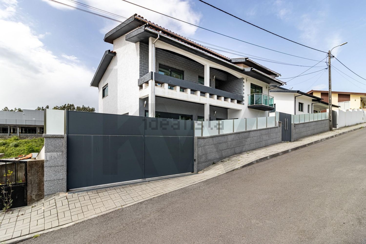 小楼房或独栋别墅出售在Rua das Aldas, 239 - 外立面