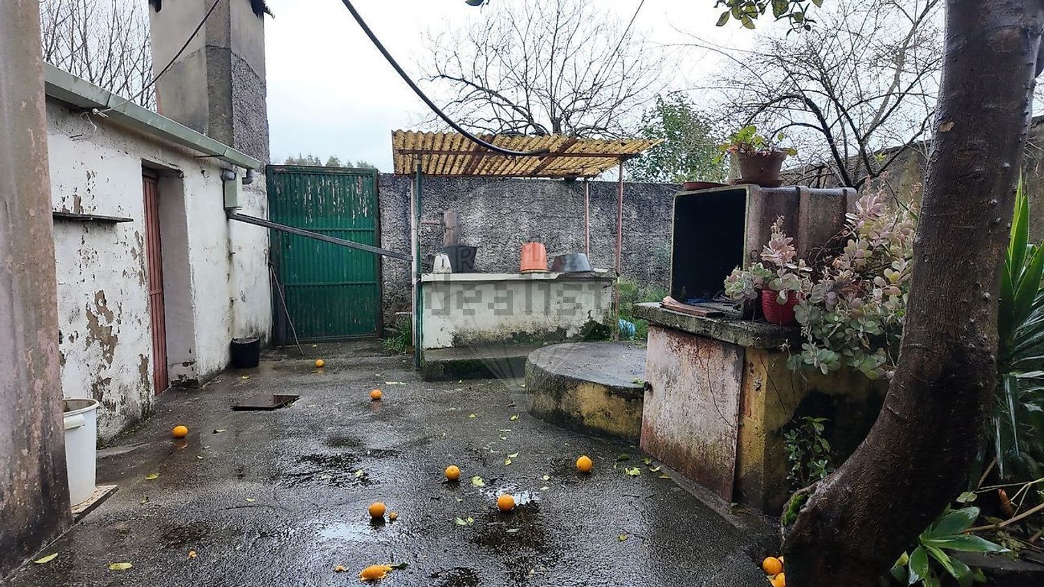 小楼房或独栋别墅出售在Rua da Fonte Nova - 外立面