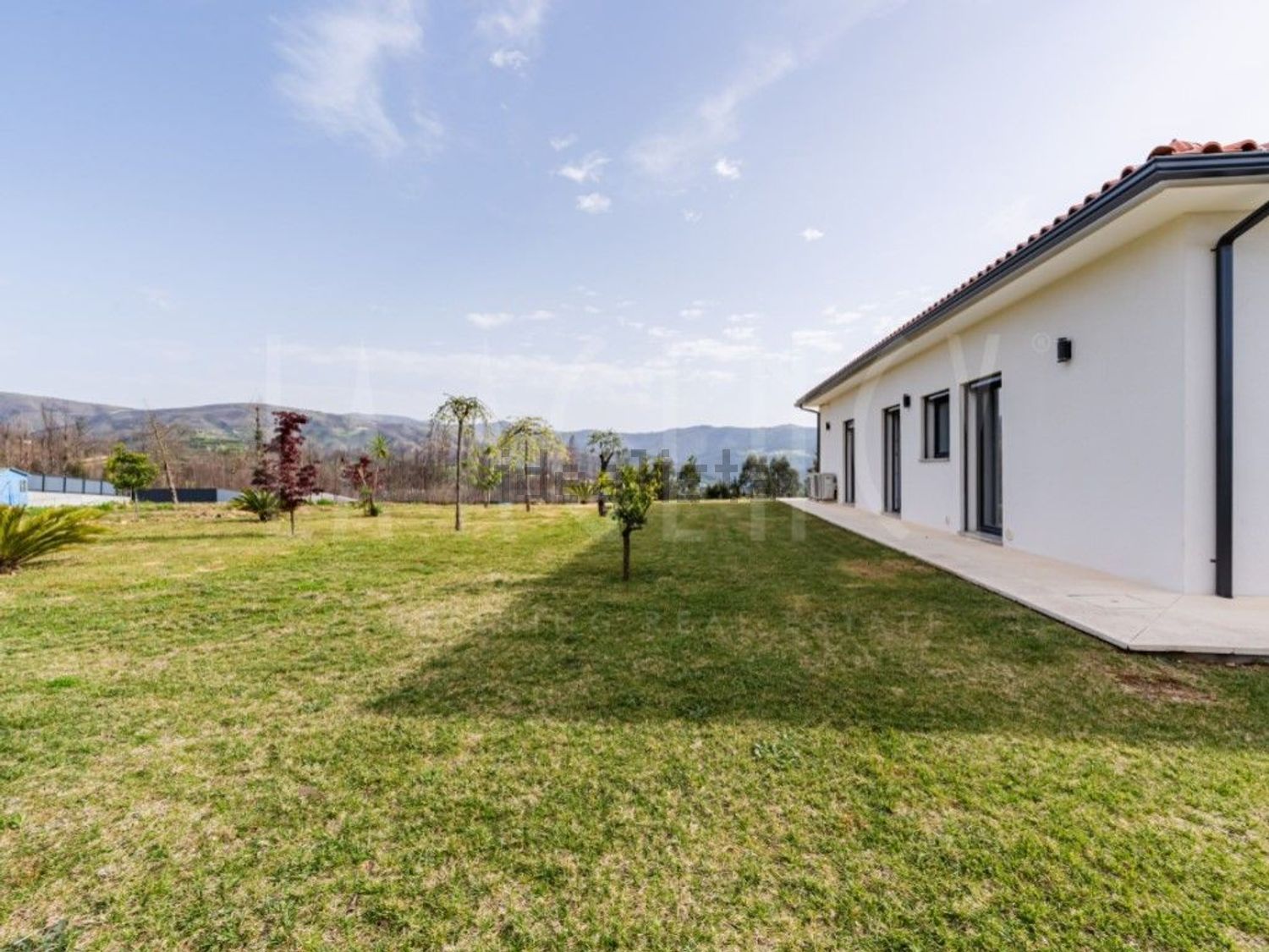 小楼房或独栋别墅出售在Vila Cova de Alva e Anceriz - 外立面