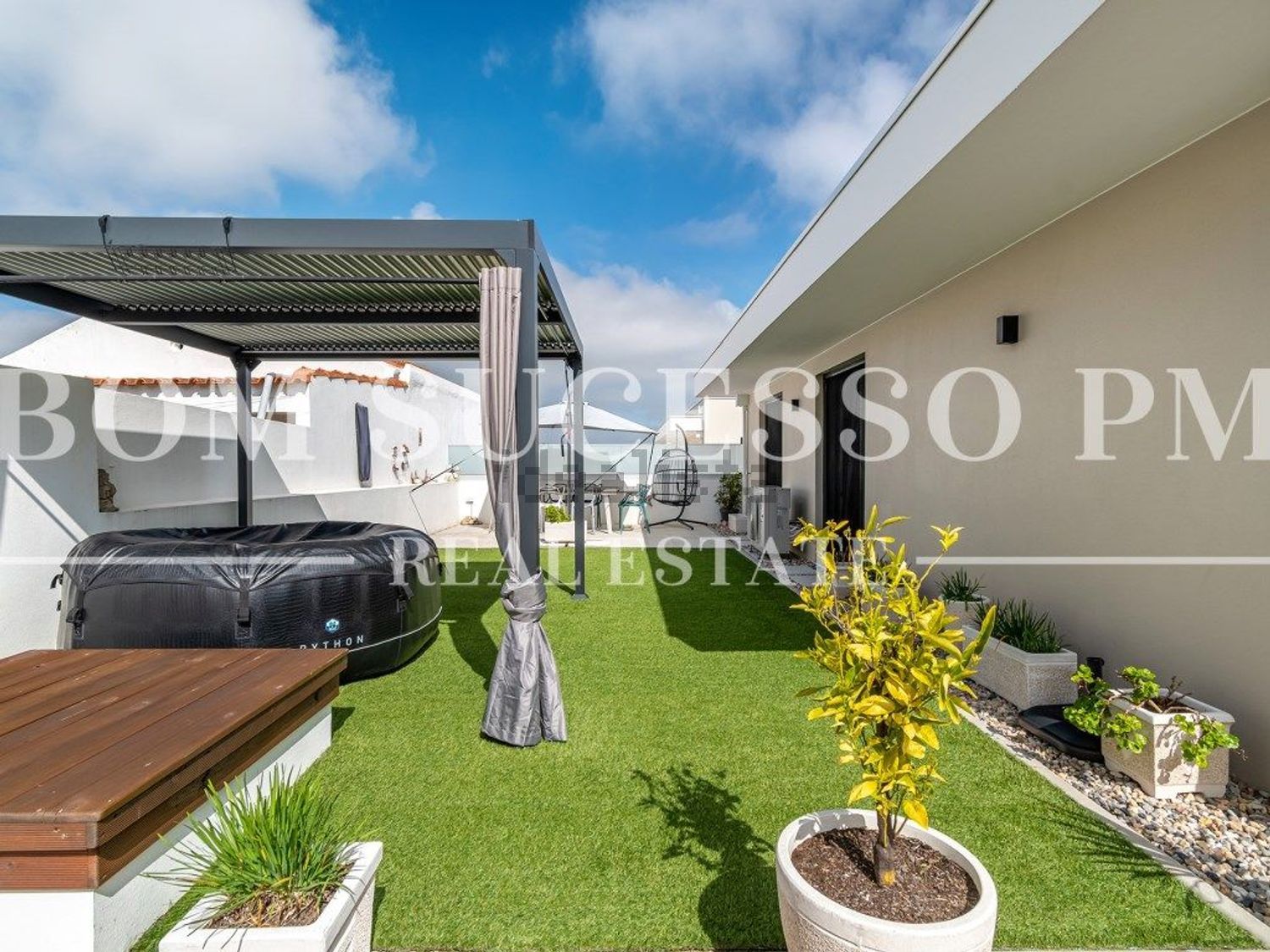 小楼房或独栋别墅出售在Rua da Fonte - 外立面